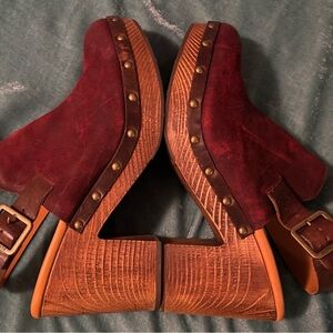 ☮️KORK-EASE☮️DISTRESSED RED  GENUINE LEATHER BUCKLE CLOGS